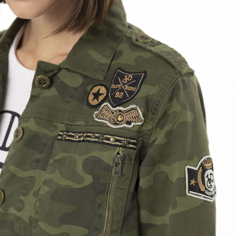 Veste militaire femme imprimé camouflage avec patchs