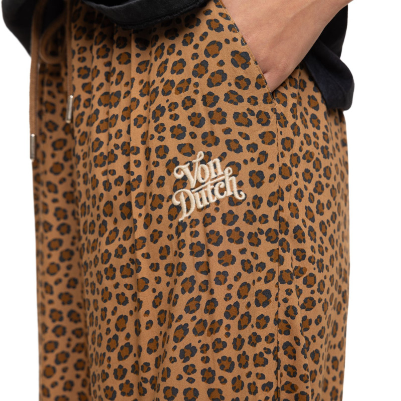 Pantalon femme fluide en viscose imprimée léopard badge métal Karin