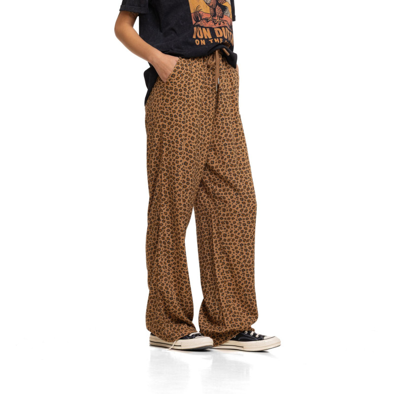 Pantalon femme fluide en viscose imprimée léopard badge métal Karin