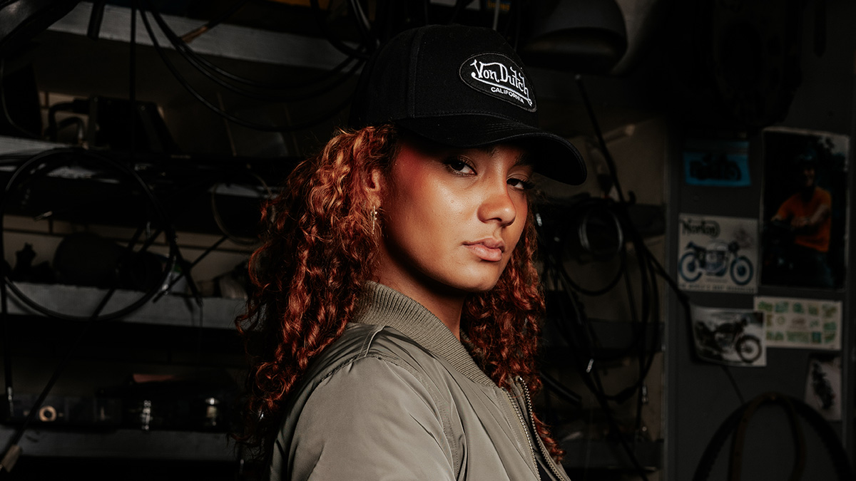 Femmes portant des casquettes von dutch